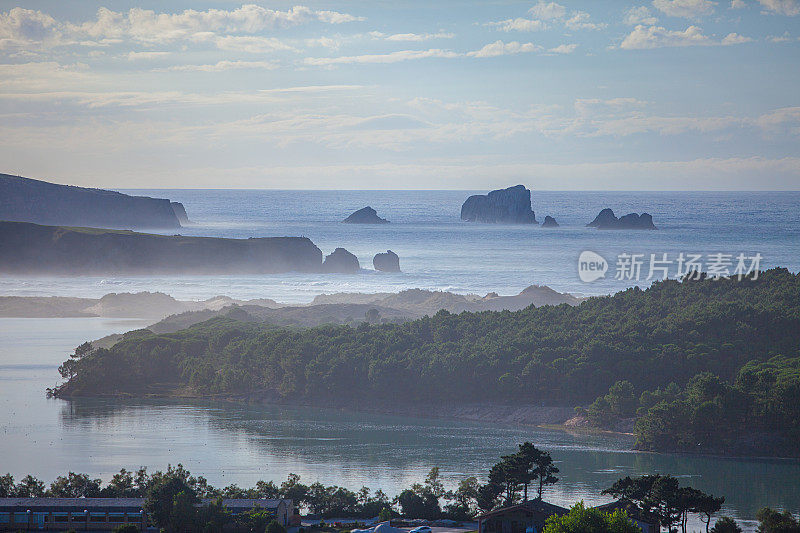 Mogro estuary。高尔夫球场Abra del Pas, Mogro, Cantabria